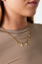 collana con ciondoli senza tempo