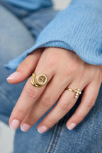 Anello a conchiglia a spirale con pietre