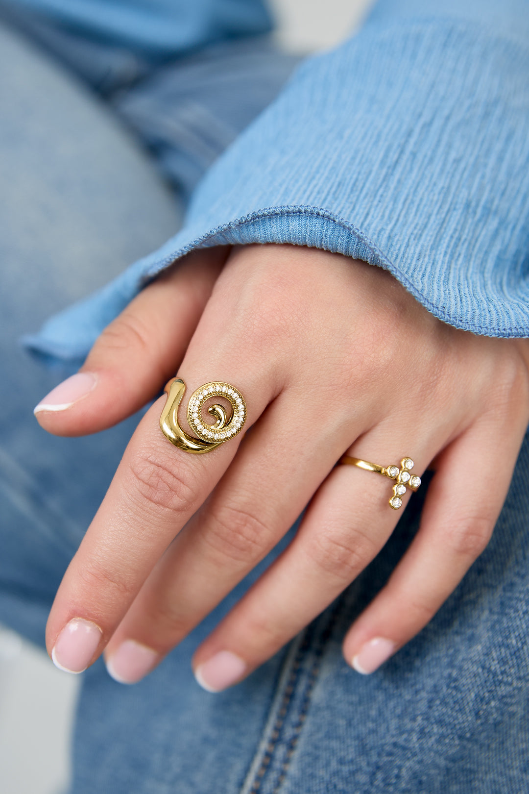 Anello a conchiglia a spirale con pietre