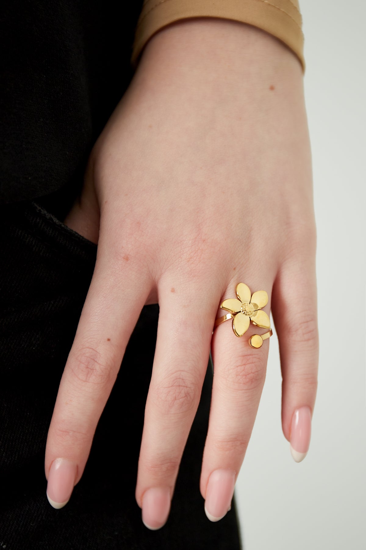 anello con puntini a forma di fiore