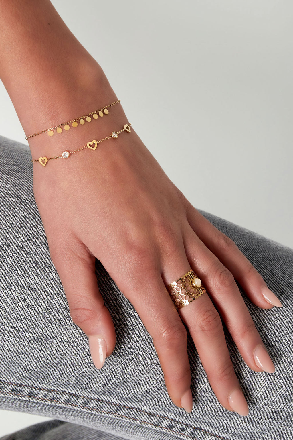 bracciale con ciondoli a forma di cuore e diamanti