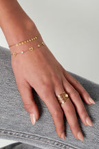 bracciale con ciondoli a forma di cuore e diamanti