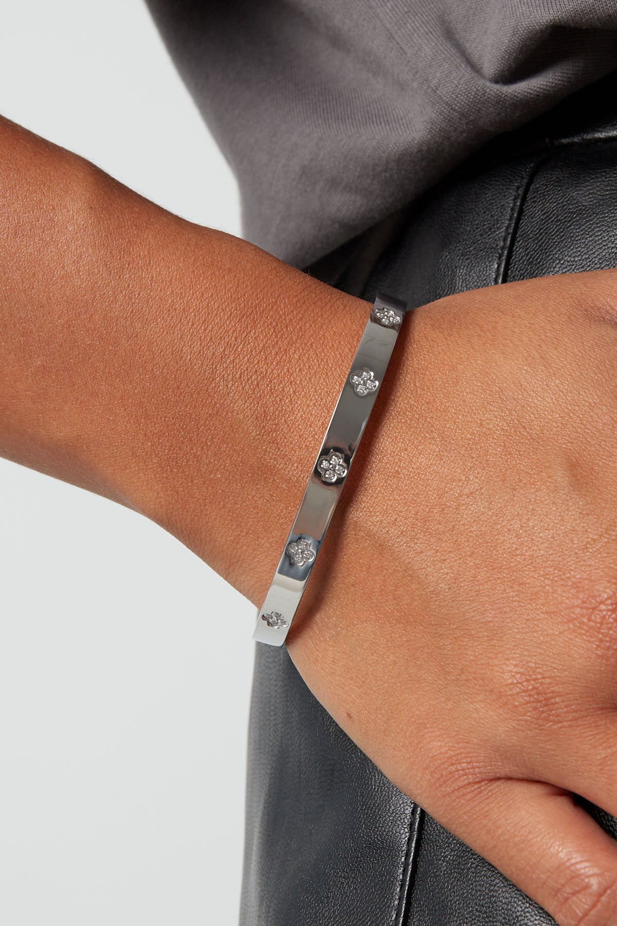 bracciale schiava con quadrifogli e pietre