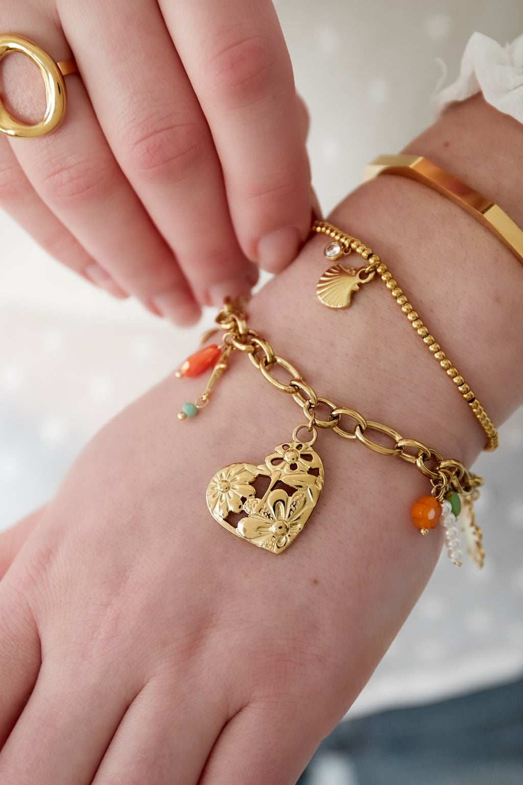 bracciale a maglie con grandi ciondoli