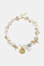 Collana con perline di conchiglie, perle e ciondoli