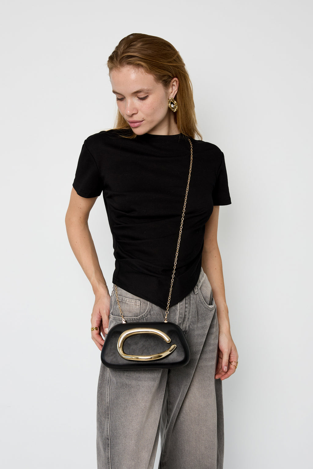 Borsa principessa con accento dorato a C