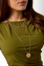 Collana con dettagli piatti e grande pendente