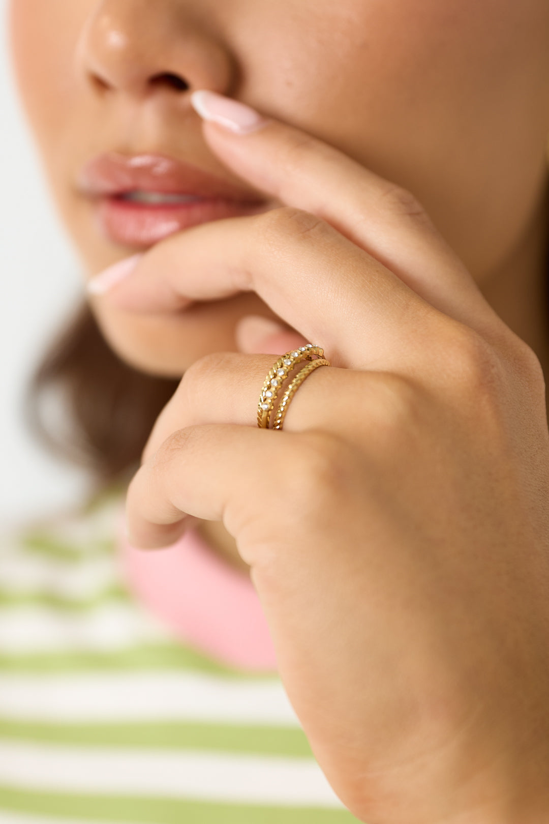 Anello doppio con piccole pietre