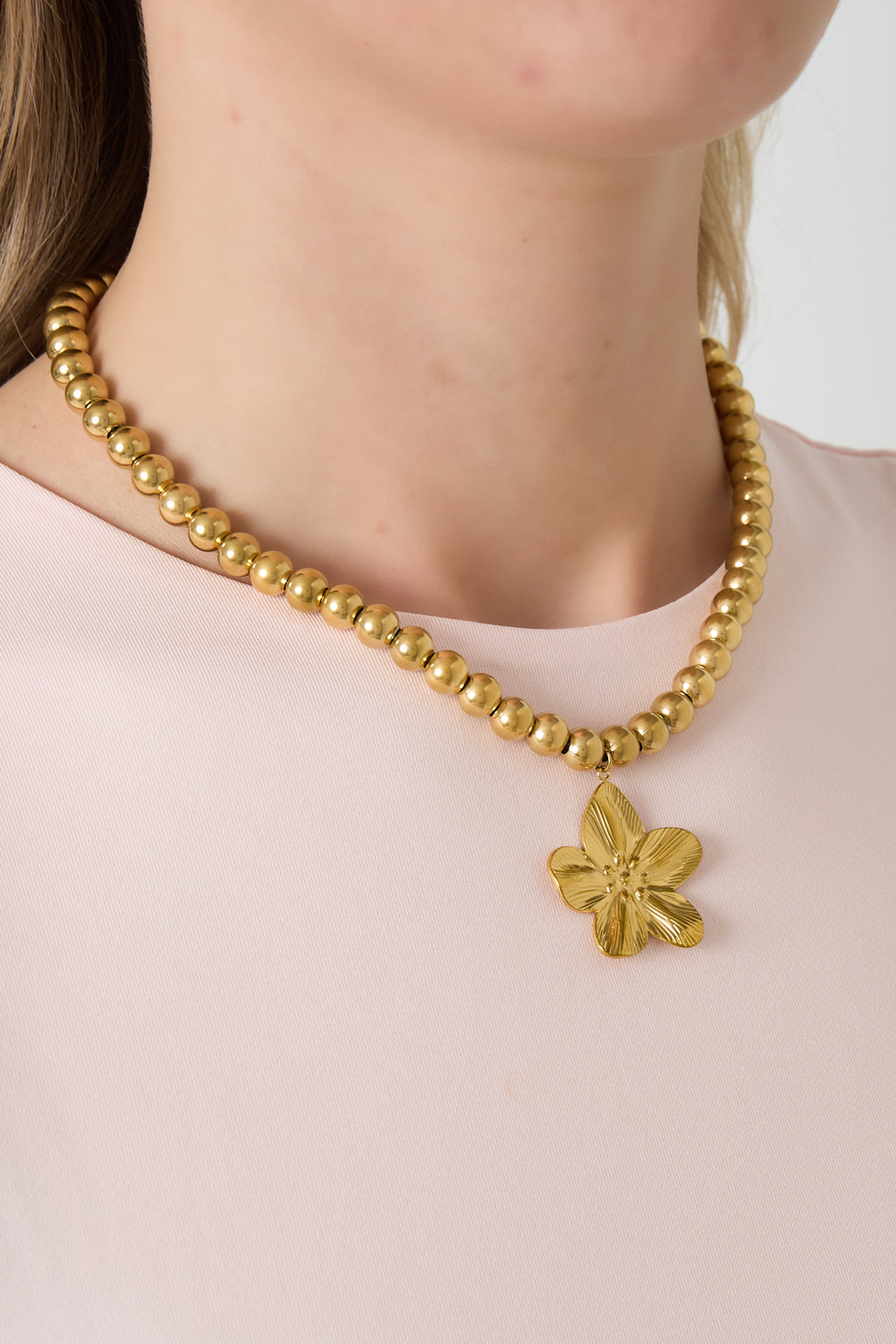 Collana con perline cave da 8 mm con un fiore