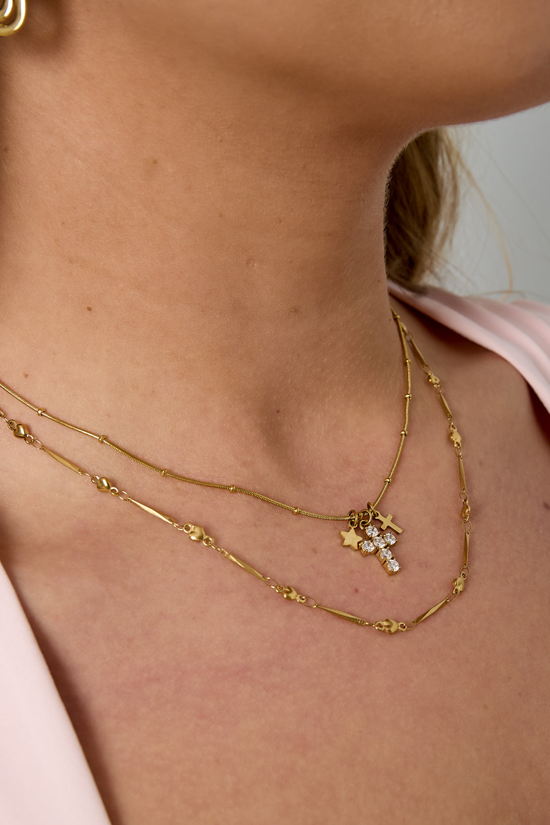Collana con ciondoli a forma di croce e stella