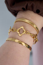 Bracciale rigido di forma irregolare