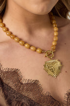 Collana di perline con ciondolo di chiusura frontale