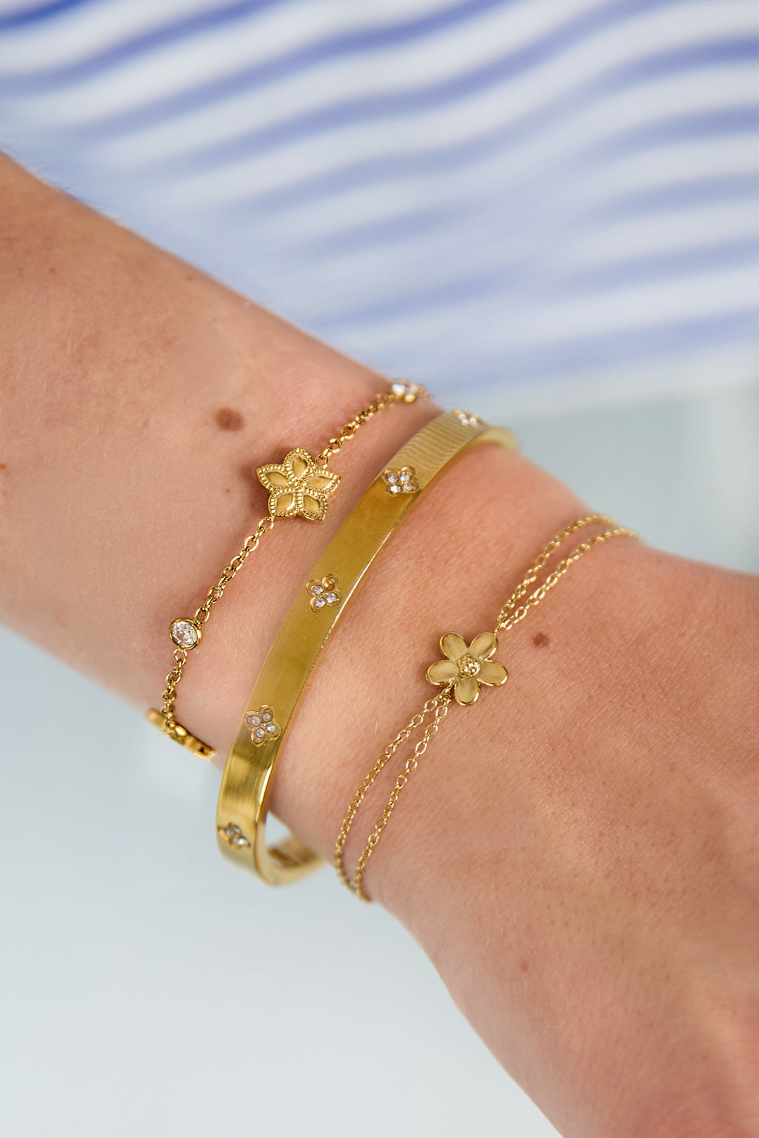 Bracciale con doppia catena e piccolo fiore