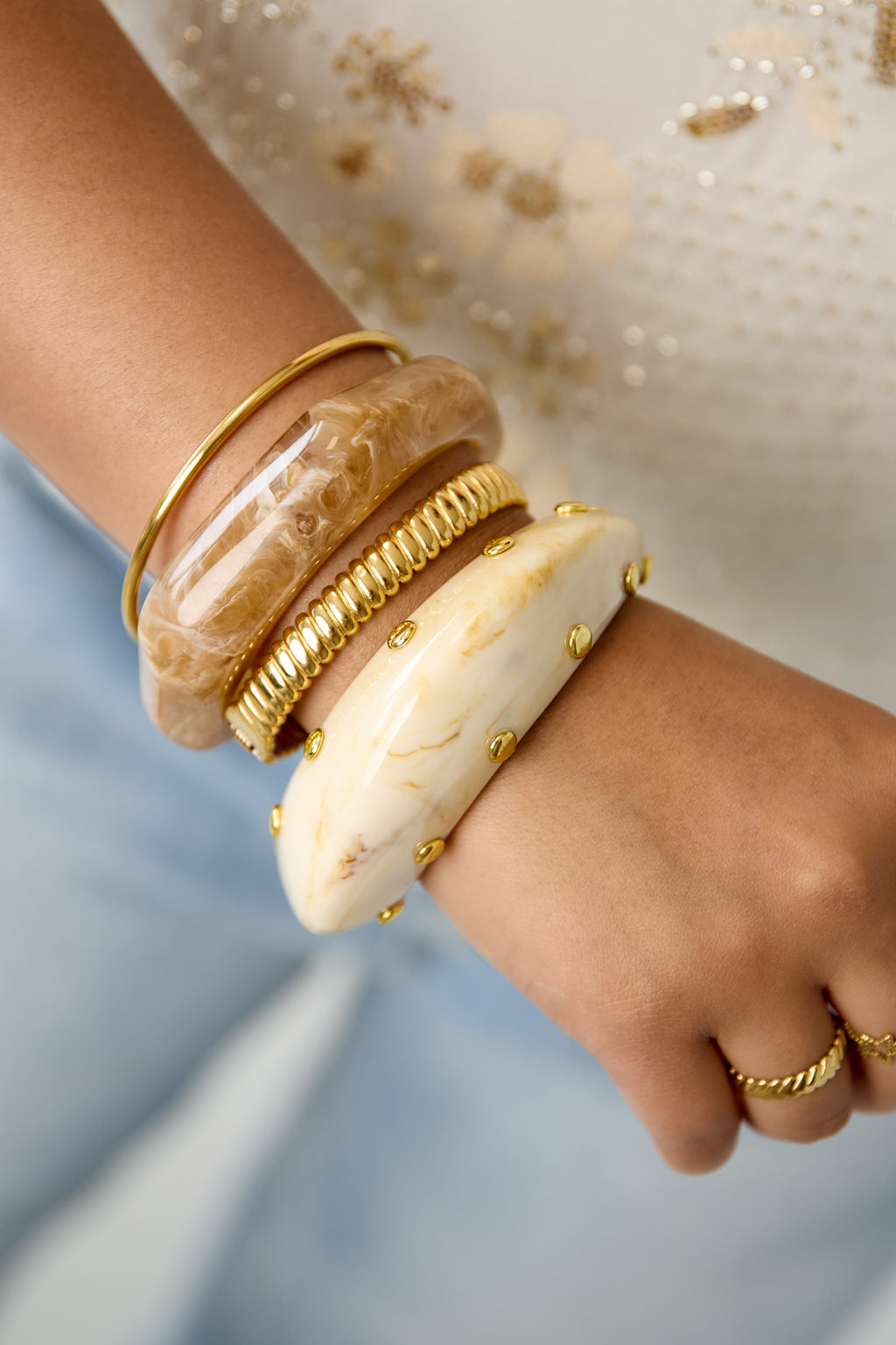Bracciale rigido in resina con borchie