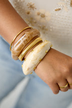 Bracciale rigido in resina con borchie