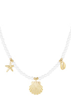 collana di perle con ciondoli marini
