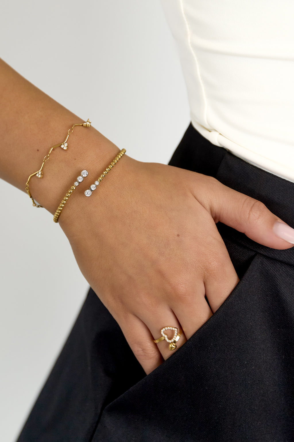 Bracciale a pois simmetrici con estremità decorate.