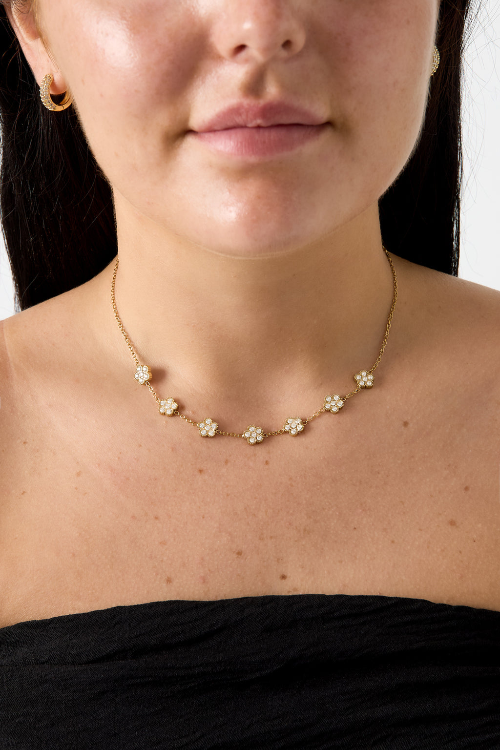 Elegante collana con fiori incastonati in zirconi