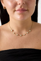 Elegante collana con fiori incastonati in zirconi