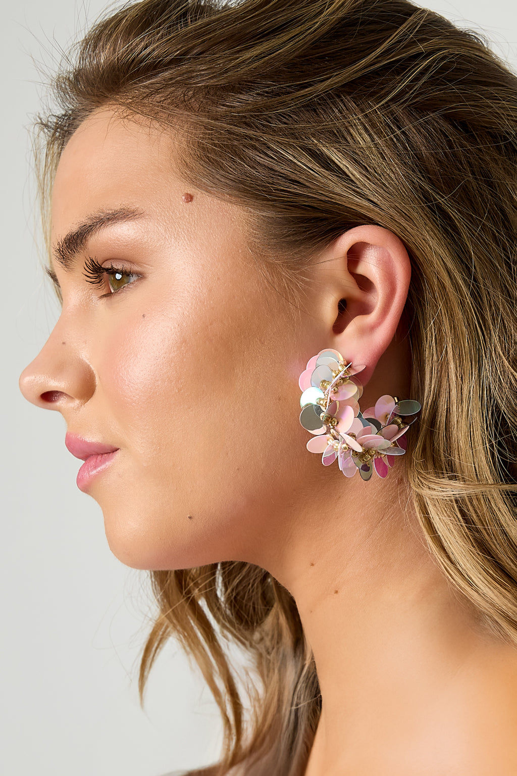 Orecchini a cerchio realizzati con paillettes e perline