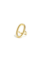 Anello vistoso di forma ovale e minimalista