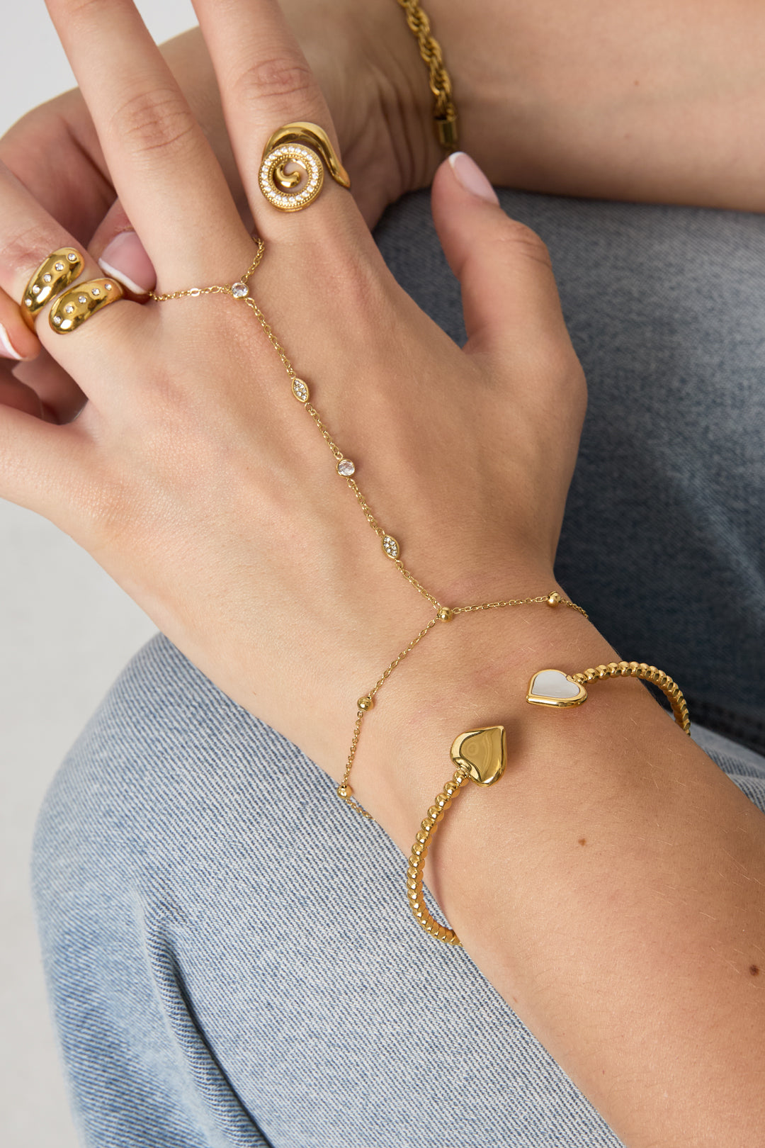 Bracciale a pois simmetrici con estremità decorate.