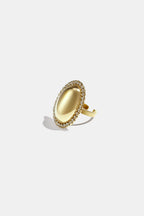 Anello ovale vistoso circondato da pietre