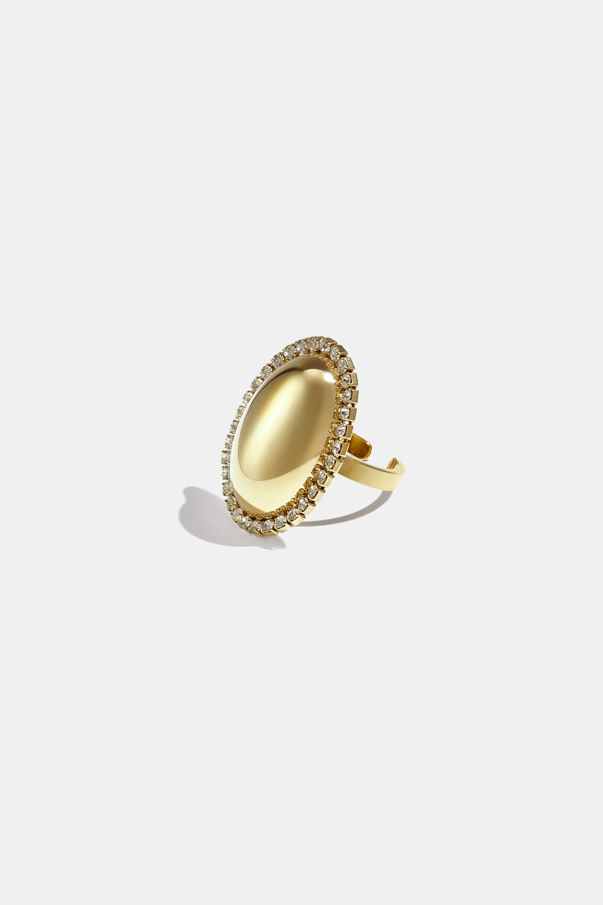 Anello ovale vistoso circondato da pietre