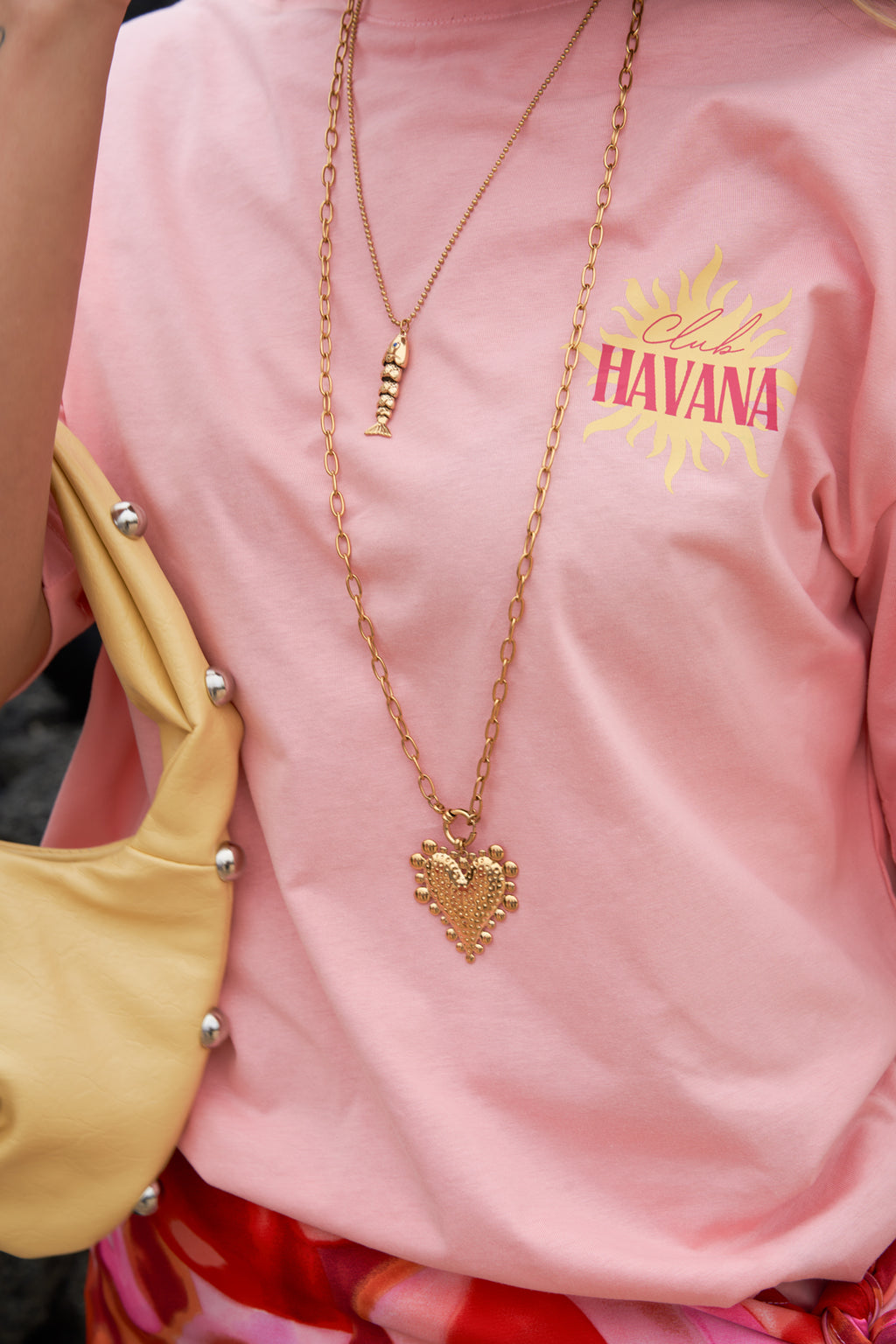 Collana lunga con ciondolo a forma di cuore vistoso
