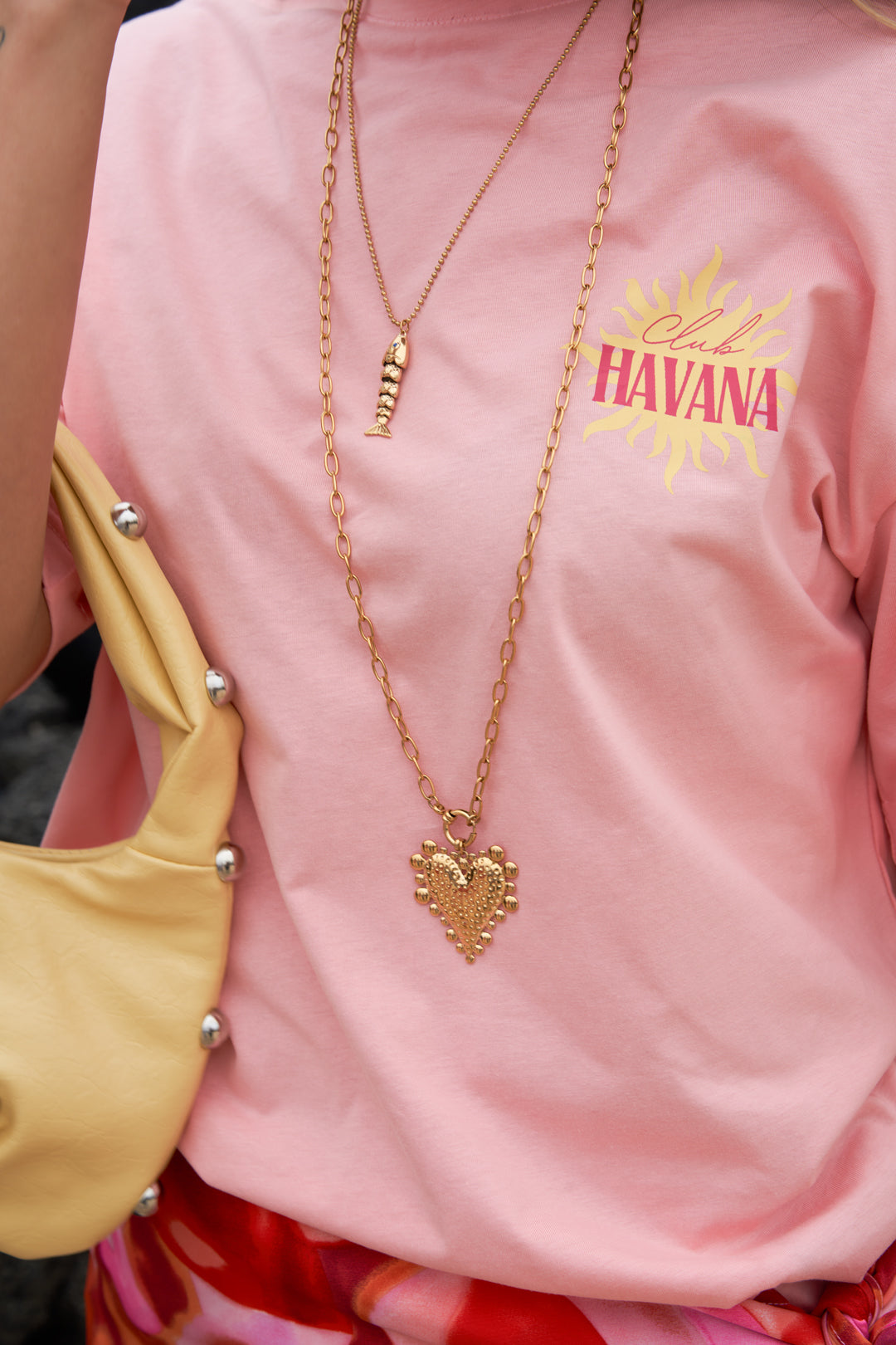 Collana lunga con ciondolo a forma di cuore vistoso