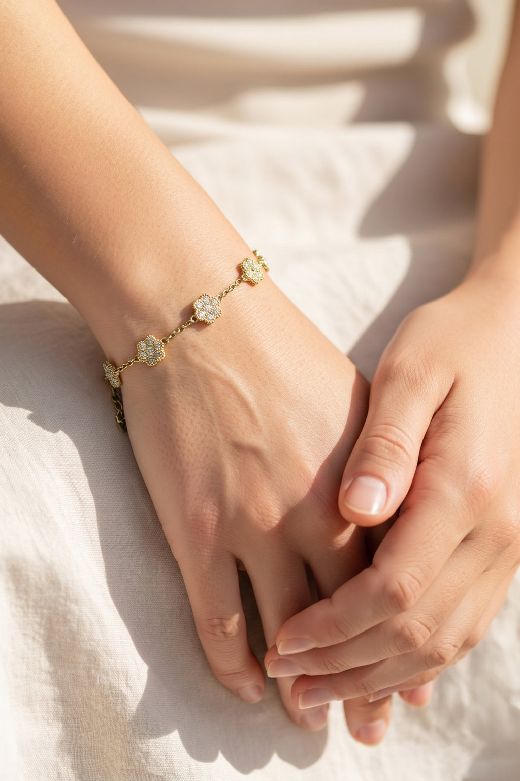 Elegante bracciale con fiori impreziositi da zirconi.