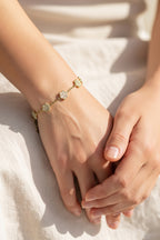 Elegante bracciale con fiori impreziositi da zirconi.