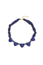 Collana in tessuto con perline a forma di cuore