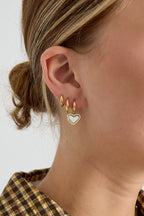 Orecchini con cuori pendenti in madreperla