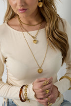 Collana con dettagli piatti e grande pendente