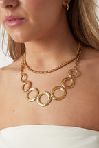 Collana vistosa con grandi cerchi aperti
