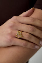 Anello con rosa sul cuore