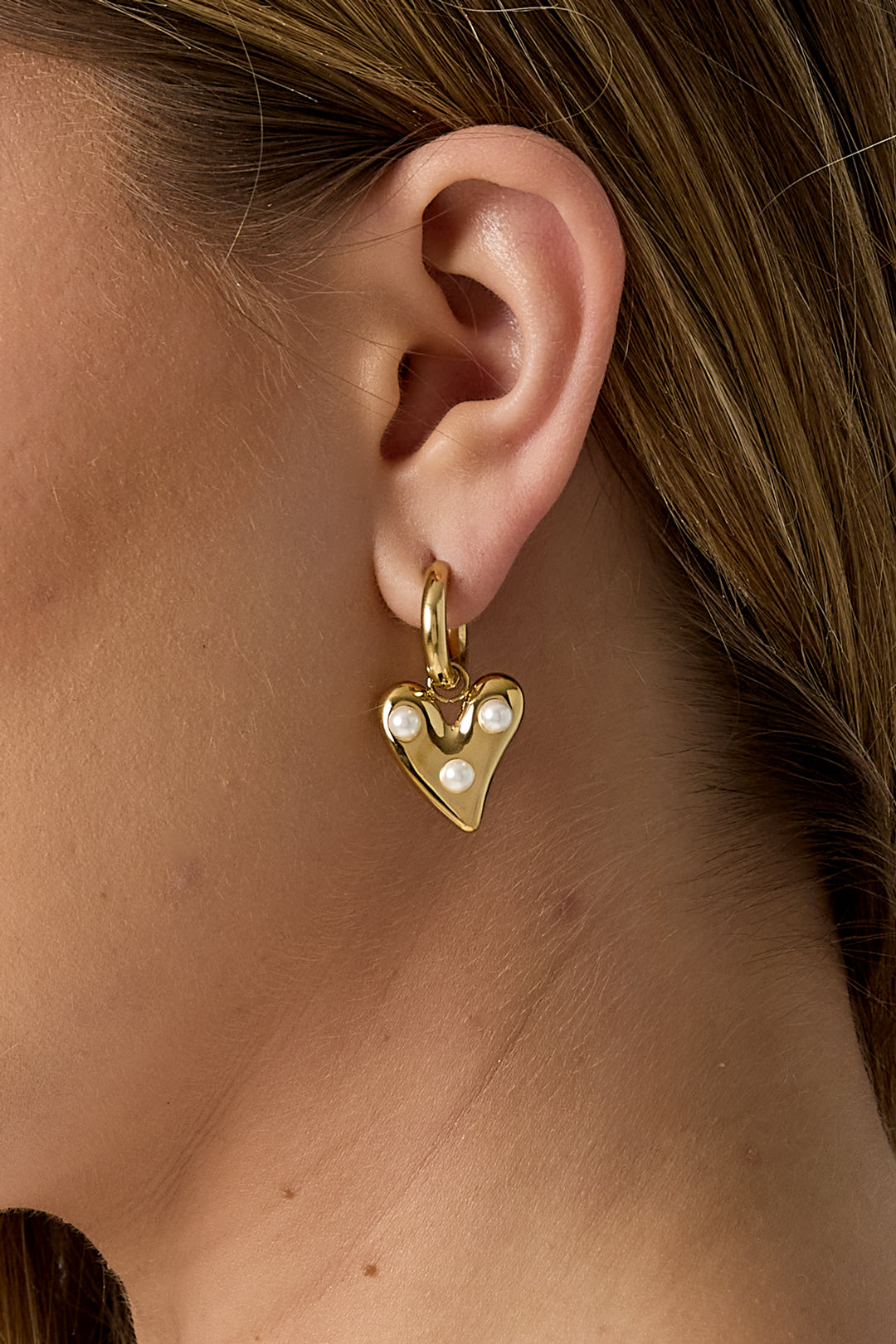 Orecchini a cerchio con cuore pendente e perle
