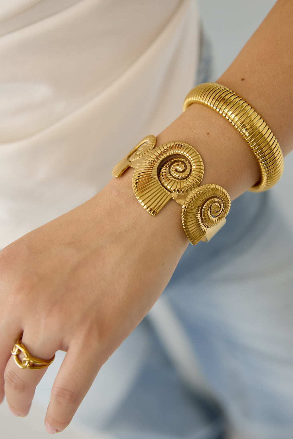 Bracciale rigido con conchiglie a spirale