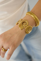 Bracciale rigido con conchiglie a spirale