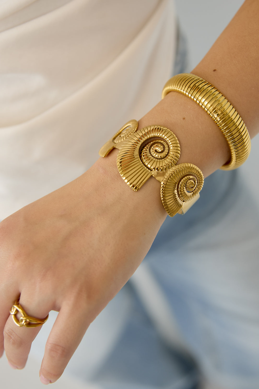 Bracciale rigido con conchiglie a spirale