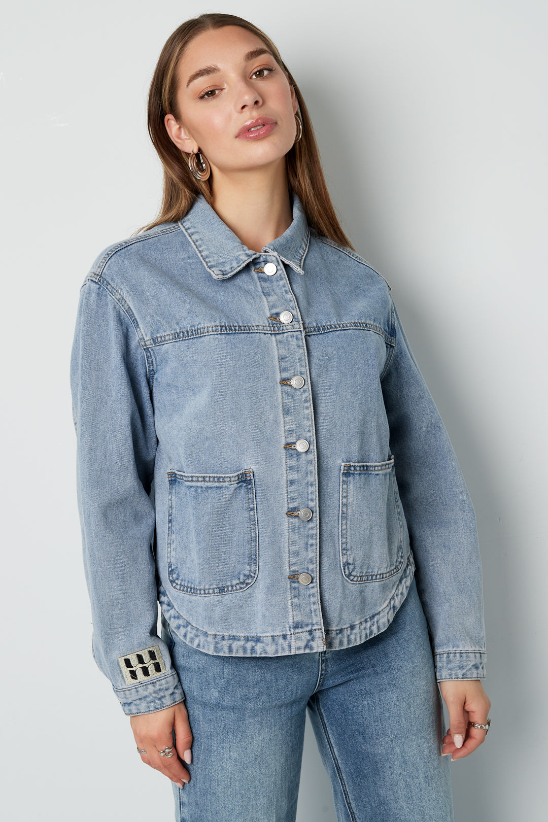 Giubbotto in Jeans Donna Taglio Classico con Patch Logo Marchio