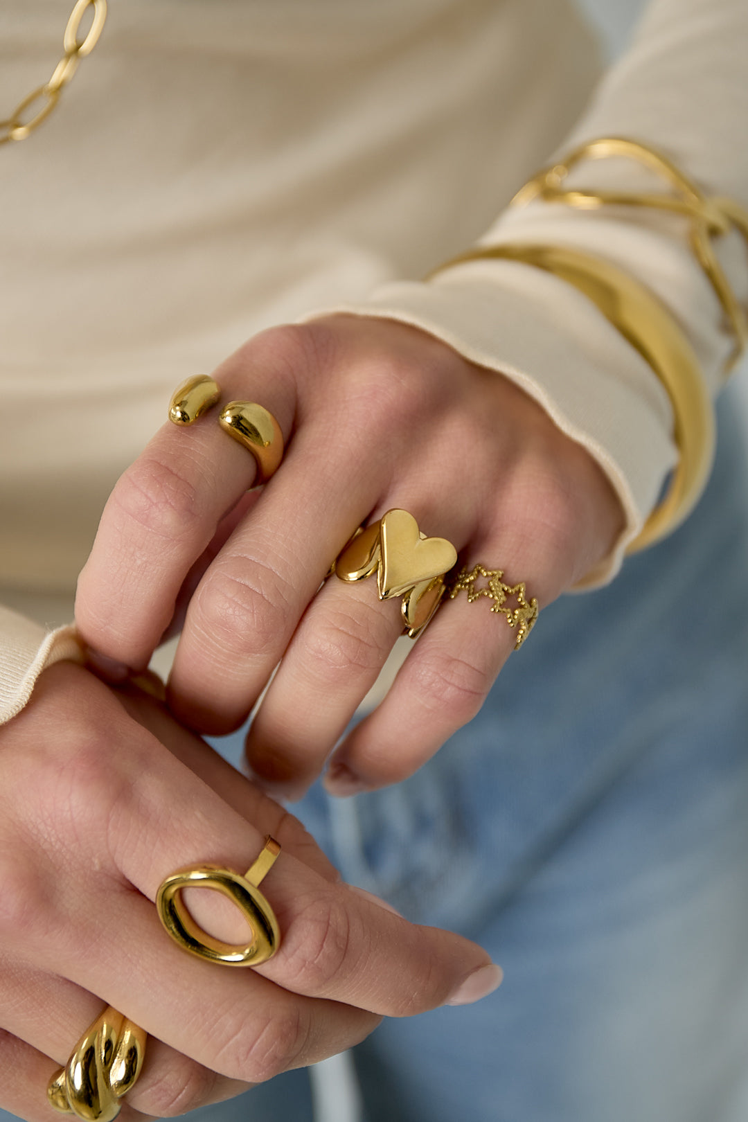 Anello importante con dettagli a goccia e cuore