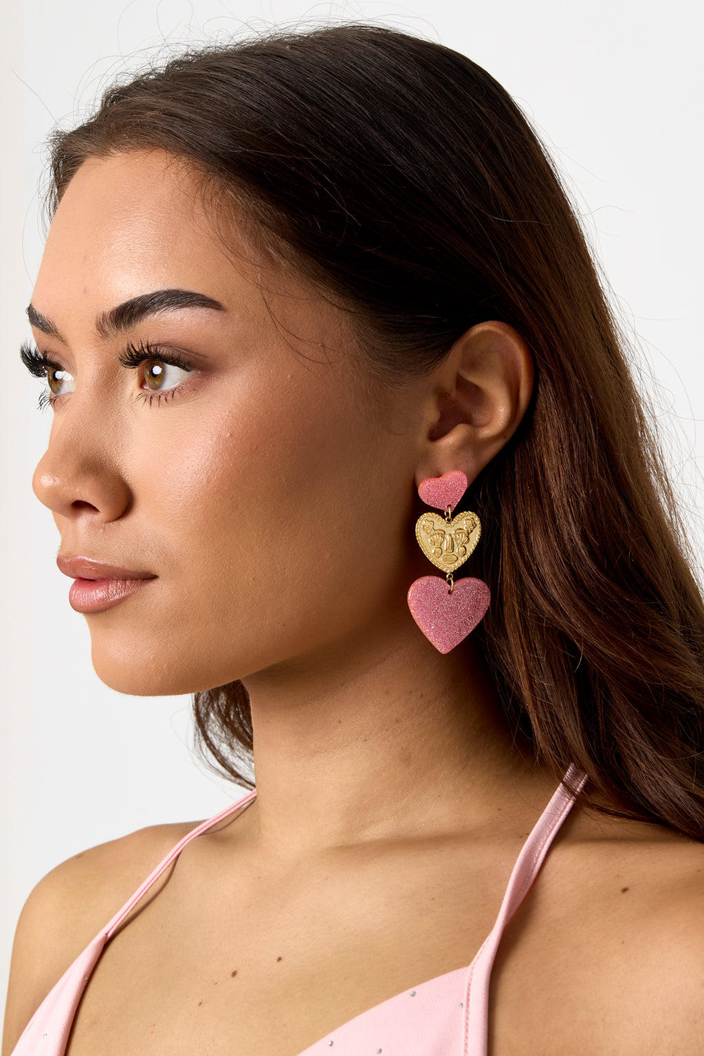 Orecchini vistosi con cuori glitterati