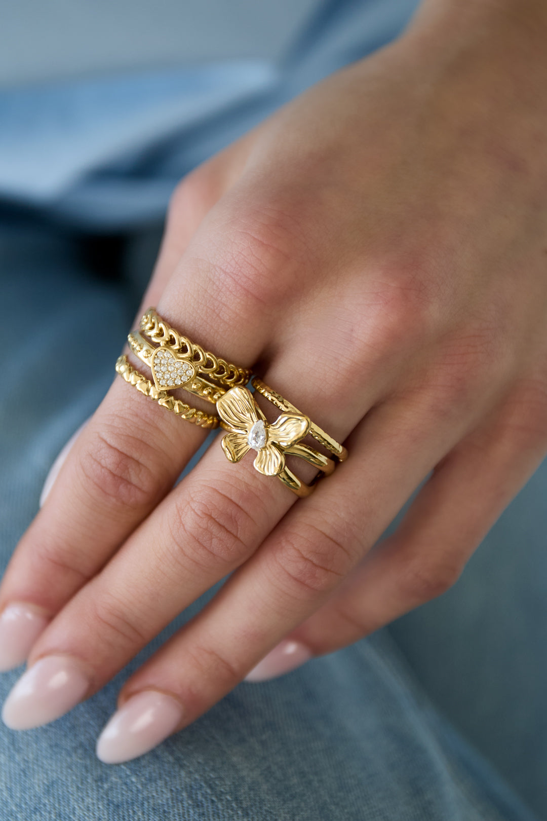 Anello a strati con fiore e pietra