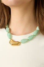 Collana con perlina asimmetrica