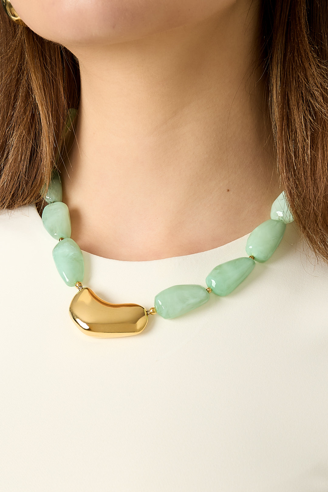 Collana con perlina asimmetrica