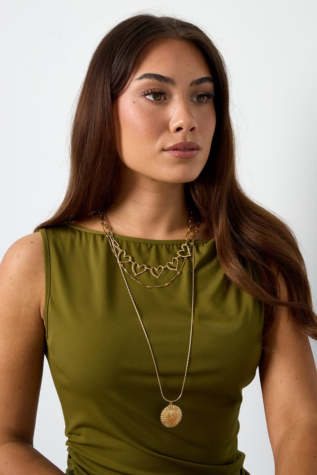 Collana con dettagli piatti e grande pendente