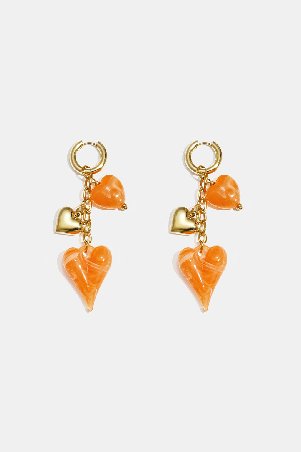 Orecchini con cuori pendenti su una catenina
