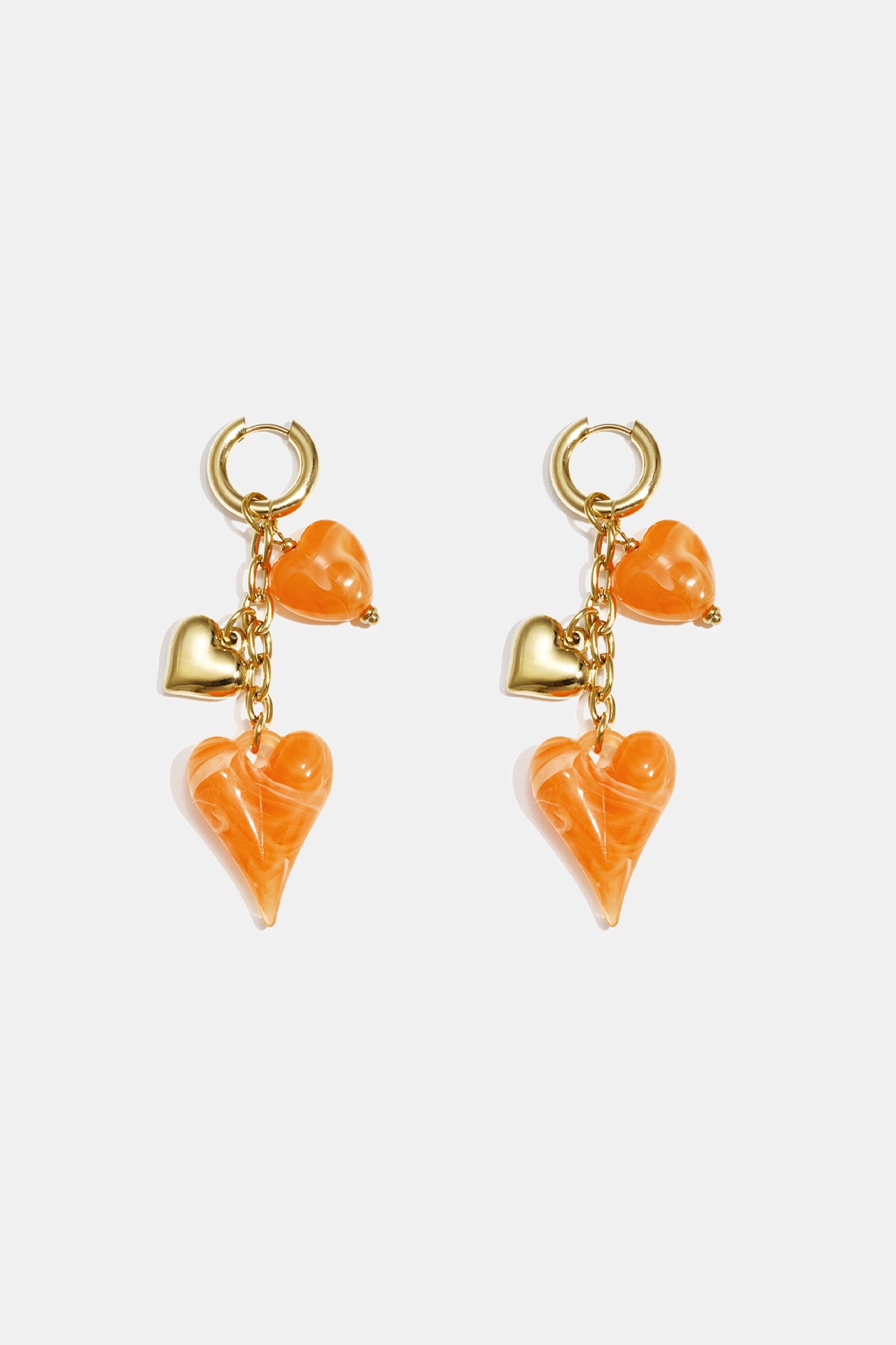 Orecchini con cuori pendenti su una catenina